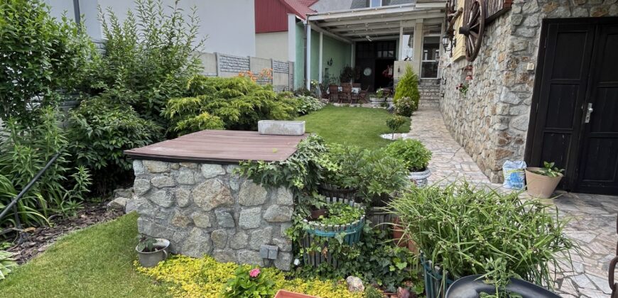12 izbový RD vo Veľkom Bieli, pozemok 686m2, krytý bazén