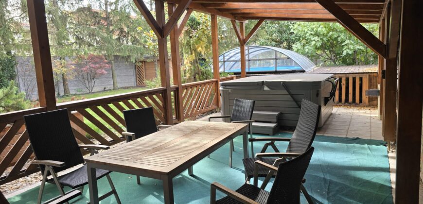 3 izb. RD na začiatku Rajky 5 min. od BA, pozemok 1032m2, letná kuchynka, 3x parking, wellness