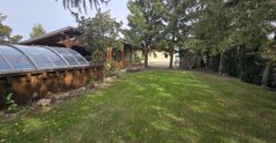 3 izb. RD na začiatku Rajky 5 min. od BA, pozemok 1032m2, letná kuchynka, 3x parking, wellness