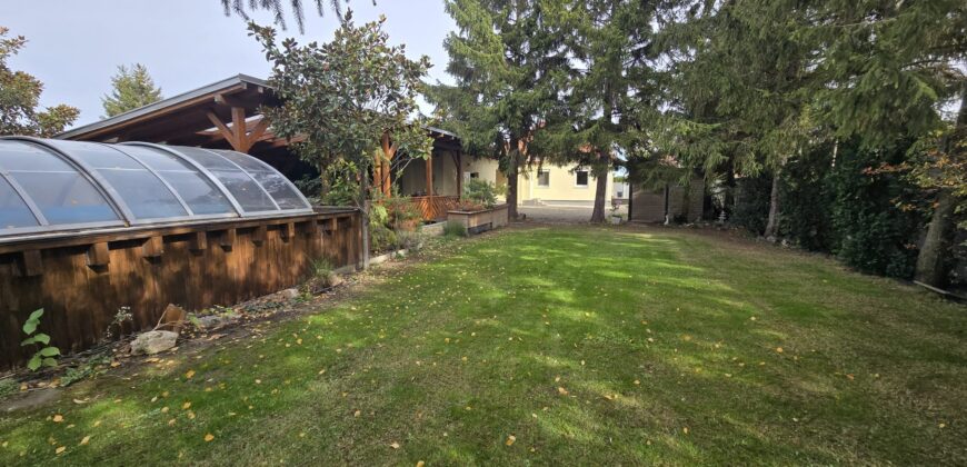 3 izb. RD na začiatku Rajky 5 min. od BA, pozemok 1032m2, letná kuchynka, 3x parking, wellness